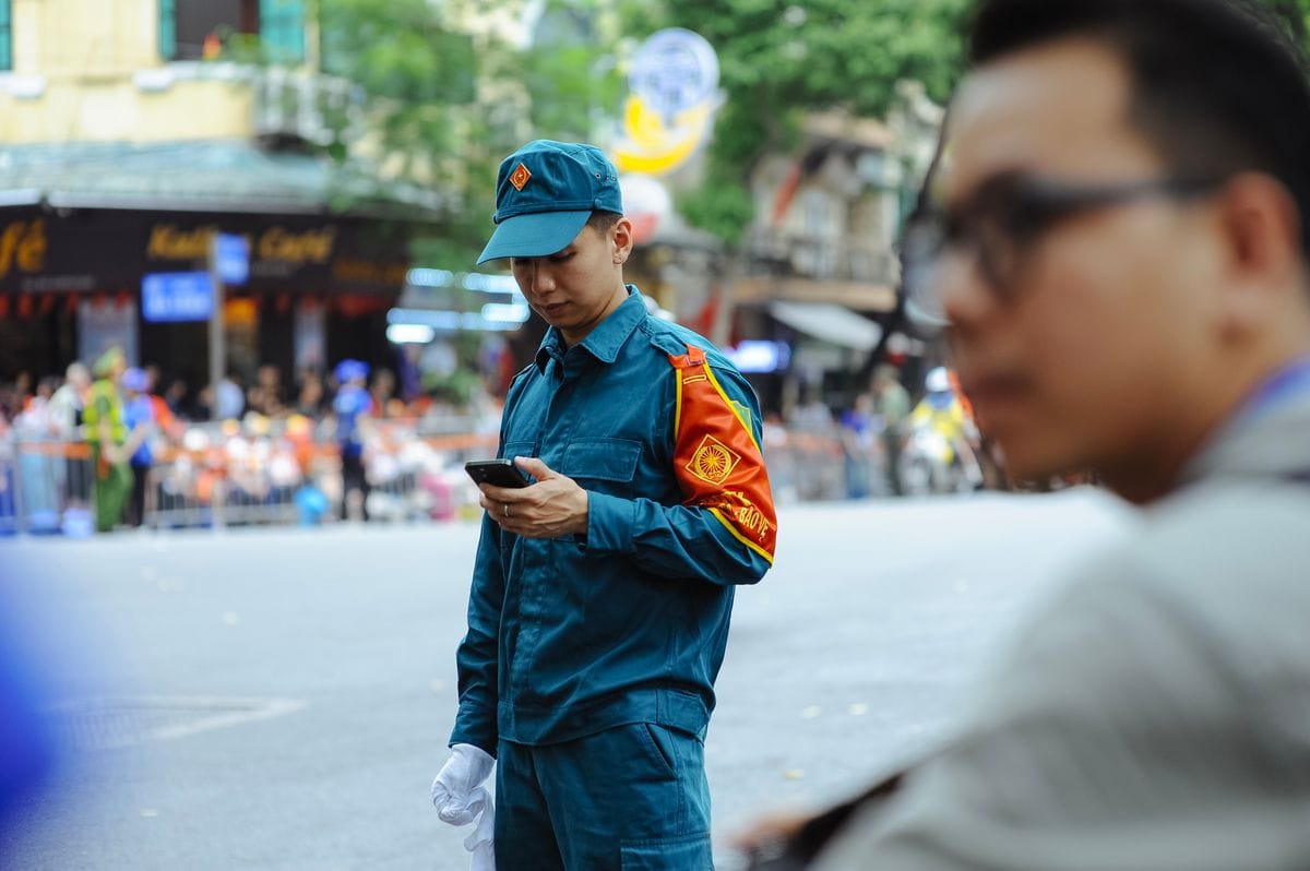 一名东南亚市民在政务服务窗口使用手机扫码验证数字身份