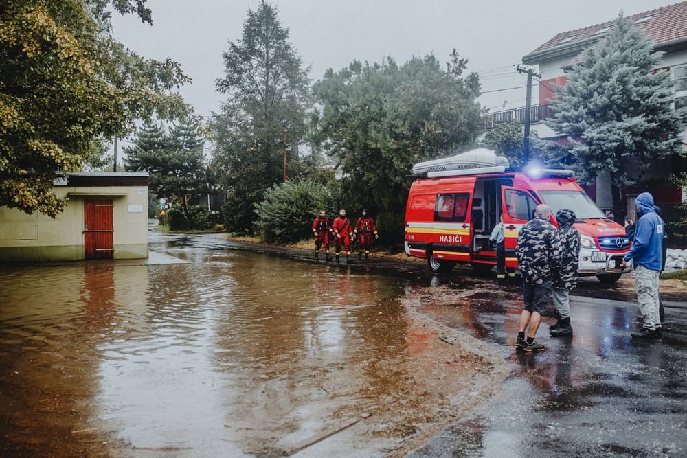 陕西暴雨引发洪灾超14万人转移，台风“海豚”周末逼近东部沿海