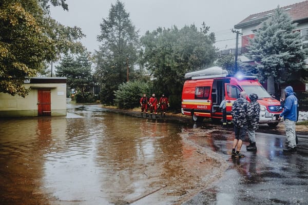 陕西暴雨引发洪灾超14万人转移，台风“海豚”周末逼近东部沿海